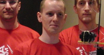 Wojciech Głażewski (w środku) podczas prezentacji łazika Magma (Credits: Mars24.info)